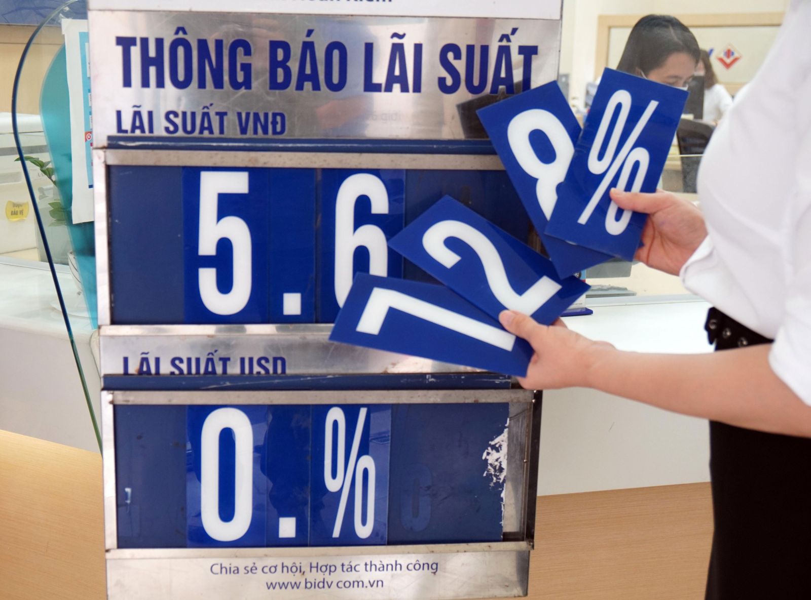 Dịch vụ hỗ trợ vay tiền nhanh 1s: Lợi hay hại